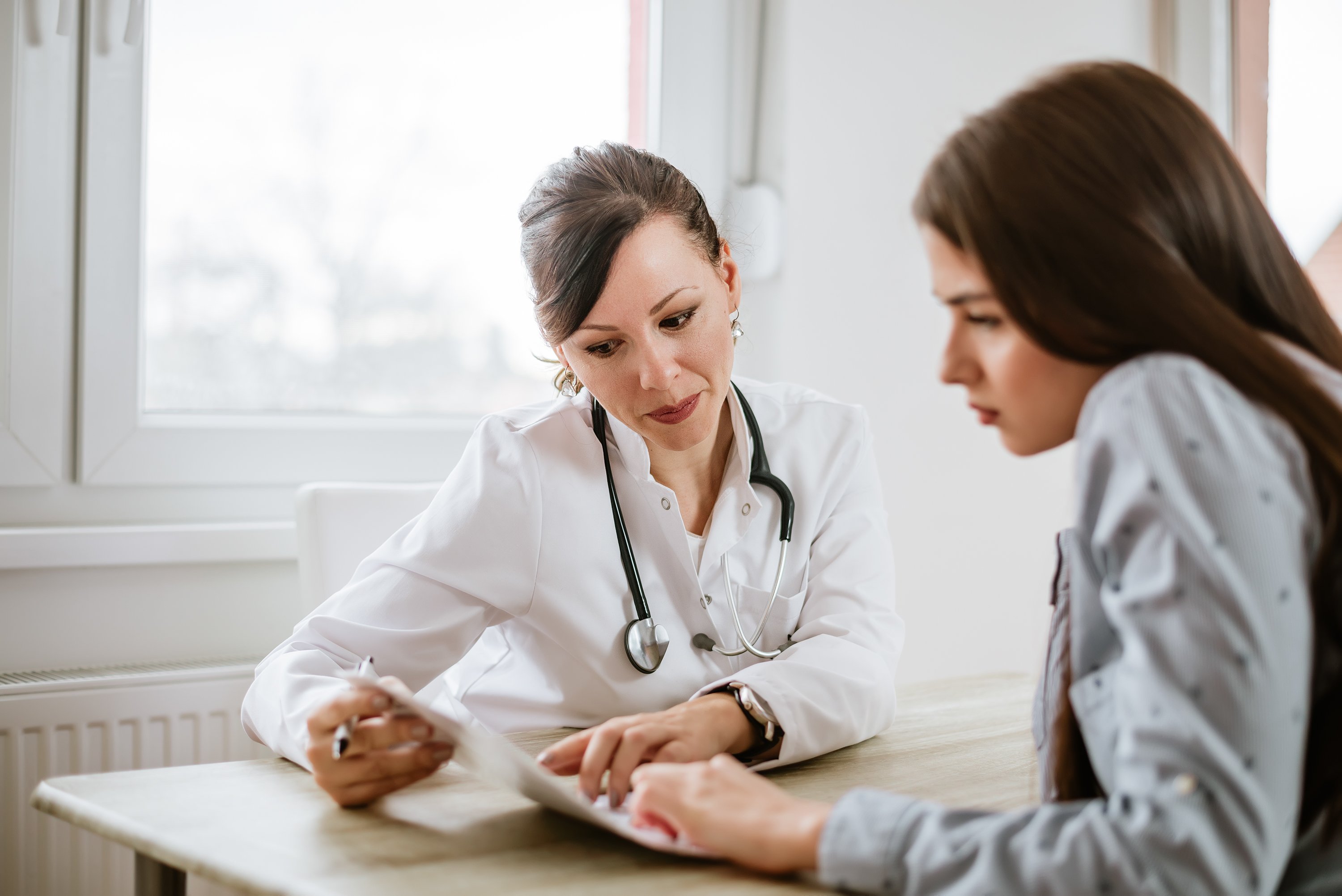 Charming-female-doctor-giving-advice-to-a-female-patient.-908034252_3000x2003